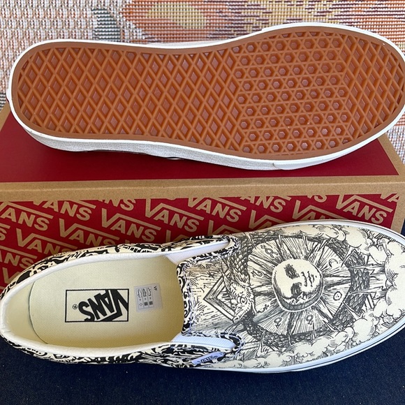 Vans WMNS Classic Slip-0n
(Ouroboros) Black/Tr Wht
VN0A4U38WT8
Sneakers - Picture 6 of 16